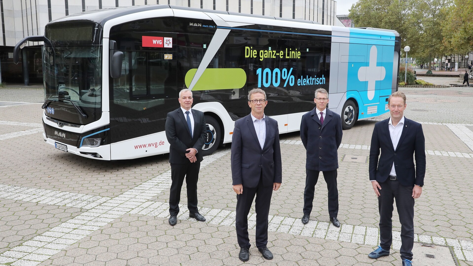 Vier Männer vor Bus