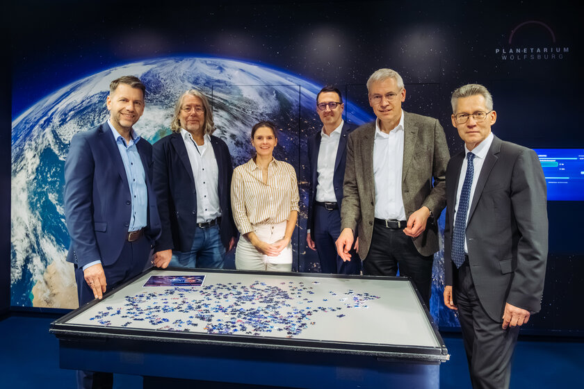 Im Weltraumlabor von links, Oberbürgermeister Dennis Weilmann, Stadtwerke Aufsichtsratsvorsitzender Hans-Georg Bachmann, Geschäftsführerin Planetarium Eileen Pollex, WOB-Geschäftsführer Dalibor Dreznjak, Kulturdezernent Kai-Uwe Hirschheide und Stadtwerke Vorstand Dr. Frank Kästner.