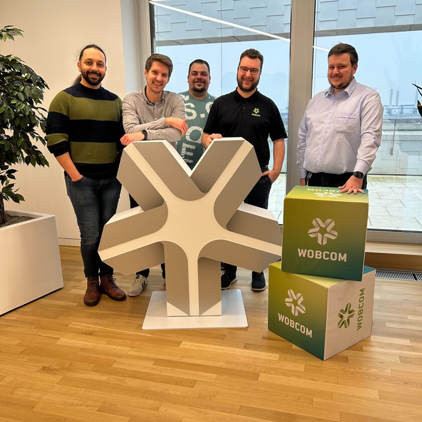 Team MIRANDA Das Projektteam hinter einem großen Stadtwerke Stern und WOBCOM Würfeln.