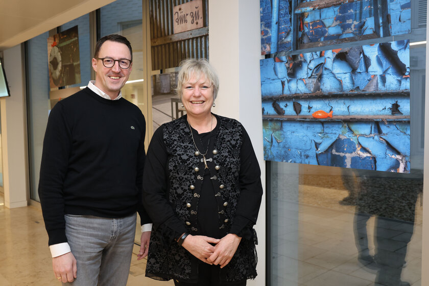 Stadtwerke Abteilungsleiter Unternehmensentwicklung und Kommunikation mit der Künstlerin Angelika Soluk