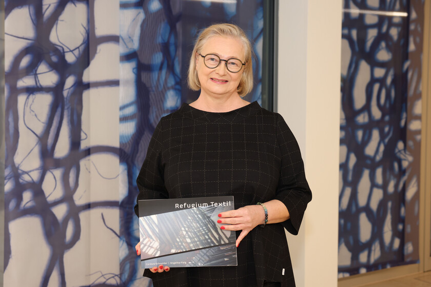 Künstlerin Cordula Schneider vor ihren Kunstwerken