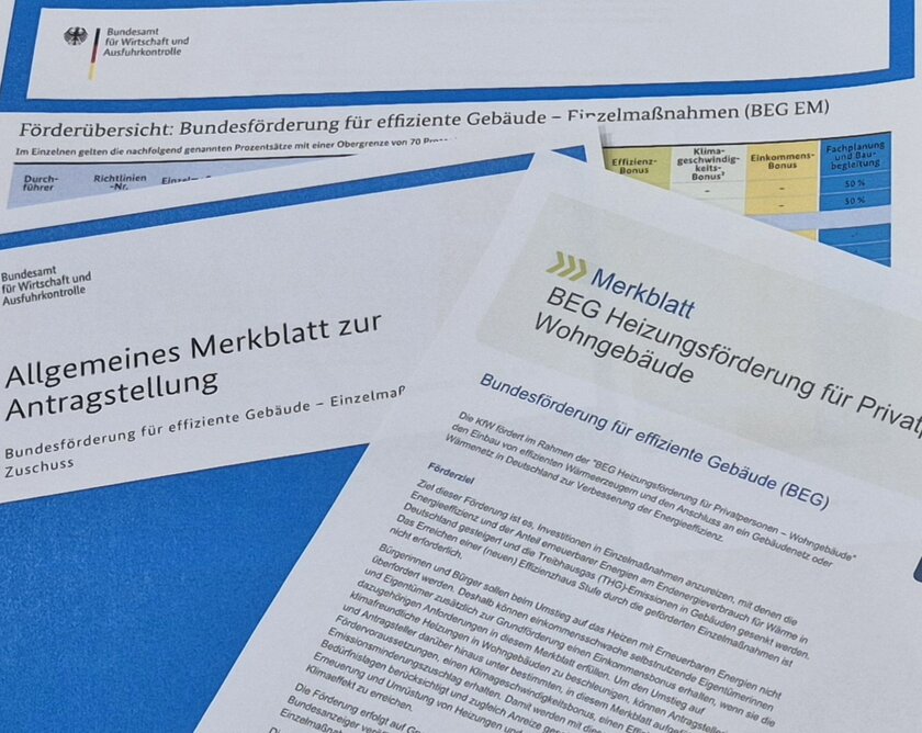 Dokumente über die Bundesförderung übereinander gelegt 