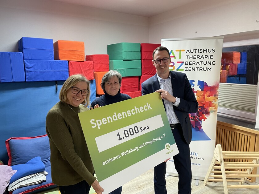 von links: Steffi Hamann und Ute Rosslau-Lambrecht vom Autismus Therapie- und Beratungszentrum und Dalibor Dreznjak, WOBCOM-Geschäftsführer. Sie halten den Spendencheck der Wobcom