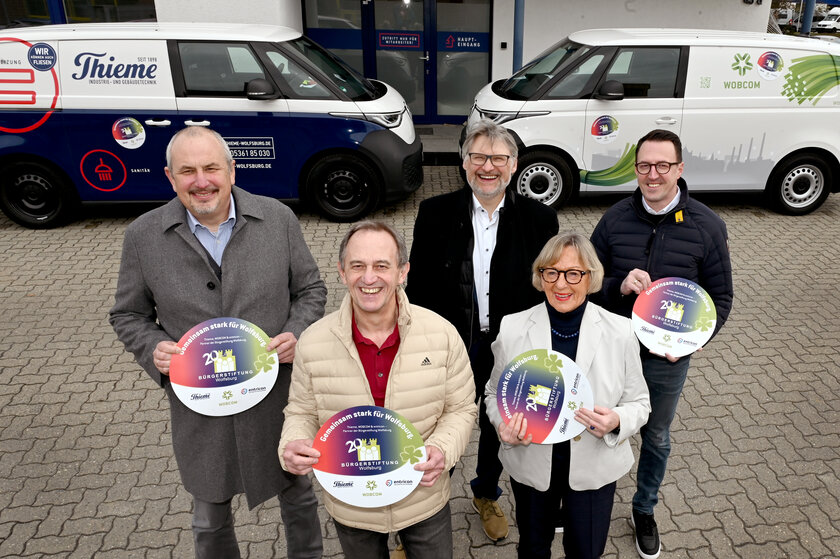 (von links): Thieme und entricon Geschäftsführer Stefan Griesemann, Thieme-Geschäftsführer Reinhard Klauenberg, Vorsitzender der Bürgerstiftung Dr. Frank Fabian, stellvertretende Vorsitzende der Bürgerstiftung Heidemarie Steinke und WOBCOM-Geschäftsführer Dalibor Dreznjak.