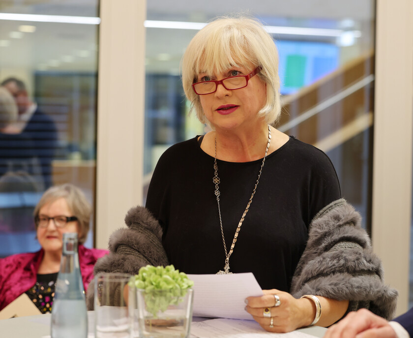 Marith Schingale bei der Eröffnung ihrer Kunstausstellung im Wolfsburger Nordkopf Tower.