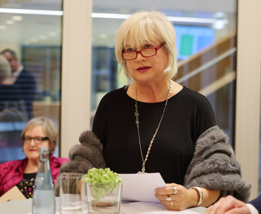 Marith Schingale bei der Eröffnung ihrer Kunstausstellung im Wolfsburger Nordkopf Tower.